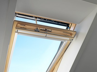 VELUX GGL tetőtéri ablak, lakkozott fa, 3-rétegű üveg 66x98 cm